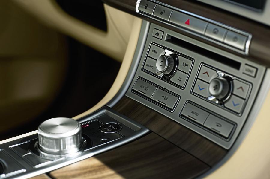  Jaguar XF 2008 года  (фото 35 из 175)